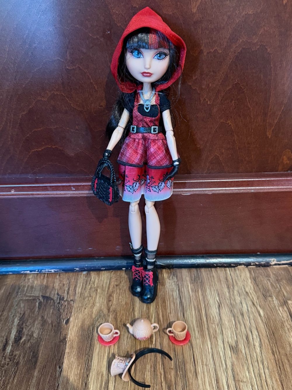 Ever After High Cerise Hood Hat-Tastic Party